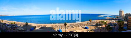 Panorama von Fuengirola an der Costa del Sol Spanien ist ein Resort mit langem Strand, Geschäften und allen Einrichtungen für Urlaubsspaß Stockfoto