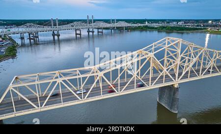 Weiße Gold-Truss-Brücke bei blauem Sonnenuntergang über dem Ohio River Stockfoto