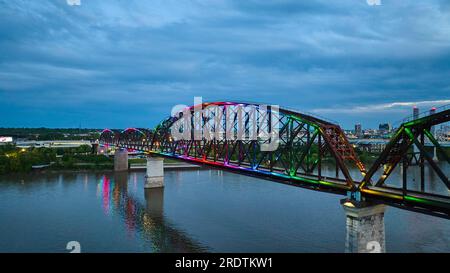 Beleuchtete Brücke mit Regenbogenstolz bei Nacht über den Ohio River Kentucky Stockfoto