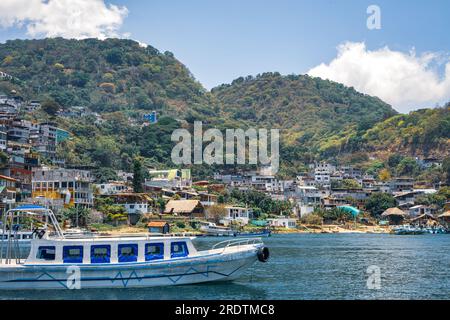 Unterkünfte und Restaurants am See für Touristen in der Nähe des Atitlan-Sees in Panajachel, Guatemala Stockfoto