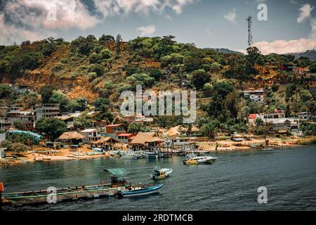 Unterkünfte und Restaurants am See für Touristen in der Nähe des Atitlan-Sees in Panajachel, Guatemala Stockfoto