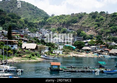 Unterkünfte und Restaurants am See für Touristen in der Nähe des Atitlan-Sees in Panajachel, Guatemala Stockfoto