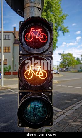 Verkehr in der Stadt, alternative Lokomotion: Die Ampel für Radfahrer ist gelb und rot Stockfoto