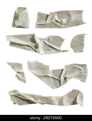 Verknittertes Abdeckband aus Papier auf weißem Hintergrund mit Beschneidungspfad Stockfoto