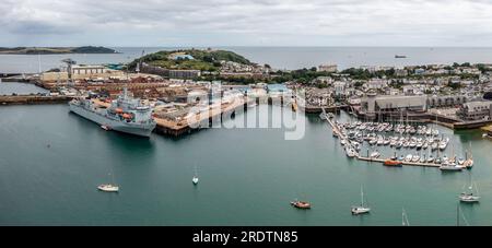 FALMOUTH, CORNWALL, GROSSBRITANNIEN - 5. JULI 2023. Panoramablick aus der Vogelperspektive auf die Docks und den Hafen in Falmouth mit Anlegestelle für Hilfsschiffe der Royal Navy Fleet Stockfoto