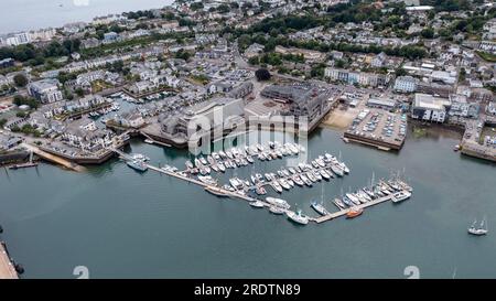 FALMOUTH, CORNWALL, GROSSBRITANNIEN - 5. JULI 2023. Panoramablick auf das National Maritime Museum und den Hafen in der Küstenstadt Fal in Cornish Stockfoto