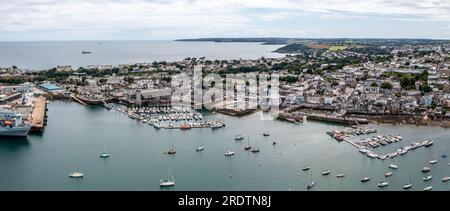 FALMOUTH, CORNWALL, GROSSBRITANNIEN - 5. JULI 2023. Panoramablick aus der Vogelperspektive auf die Docks und den Hafen in Falmouth mit Anlegestelle für Hilfsschiffe der Royal Navy Fleet Stockfoto