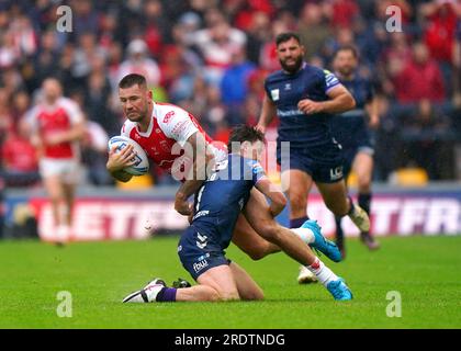 Shaun Kenny-Dowall von Hull Kingston Rovers wird während des Halbfinalspiels des Betfred Challenge Cup in Headingley, Leeds, vom Jai Field der Wigan Warriors angegriffen. Foto: Sonntag, 23. Juli 2023. Stockfoto