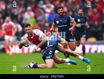 Shaun Kenny-Dowall von Hull Kingston Rovers wird während des Halbfinalspiels des Betfred Challenge Cup in Headingley, Leeds, vom Jai Field der Wigan Warriors angegriffen. Foto: Sonntag, 23. Juli 2023. Stockfoto