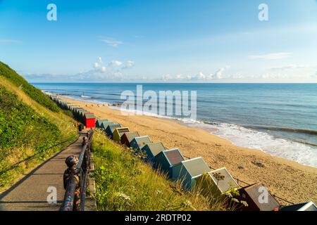 Farbenfrohe Strandhütten am Strand in Mundesley, North Norfolk, Großbritannien an einem Sommermorgen Stockfoto