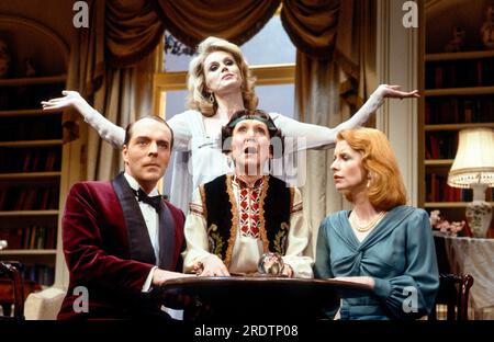 l-r: Simon Cadell (Charles), Joanna Lumley (Elvira), Marcia Warren (Madame Arcati), Jane Asher (Ruth) in BLITHE SPIRIT von Noel Coward im Vaudeville Theatre, London WC2 30/01/1986 Design: Carl Toms Beleuchtung: Leonard Tucker Regisseur: Peter Farago Stockfoto