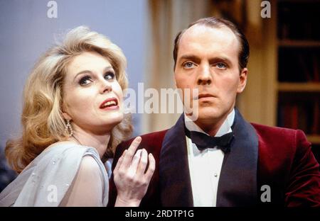 Joanna Lumley (Elvira), Simon Cadell (Charles) in BLITHE SPIRIT von Noel Coward im Vaudeville Theatre, London WC2 30/01/1986 Design: Carl Toms Beleuchtung: Leonard Tucker Regisseur: Peter Farago Stockfoto