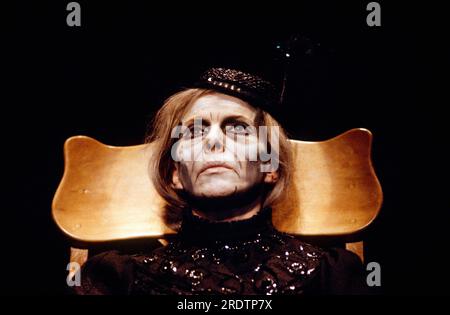 Billie Whitelaw (Frau) in ROCKABY, geschrieben und Regie von Samuel Beckett in den Riverside Studios, London W6 29/01/1986, Teil der Beckett Trilogy of Footfalls / Rockaby / genug Stockfoto