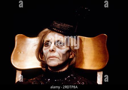 Billie Whitelaw (Frau) in ROCKABY, geschrieben und Regie von Samuel Beckett in den Riverside Studios, London W6 29/01/1986, Teil der Beckett Trilogy of Footfalls / Rockaby / genug Stockfoto