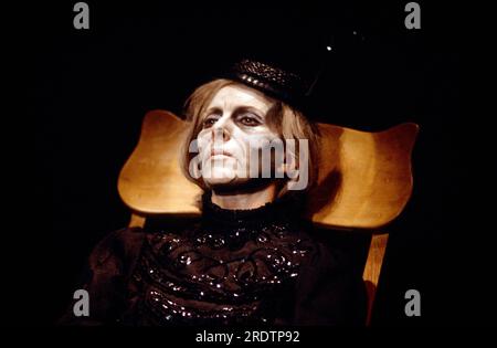 Billie Whitelaw (Frau) in ROCKABY, geschrieben und Regie von Samuel Beckett in den Riverside Studios, London W6 29/01/1986, Teil der Beckett Trilogy of Footfalls / Rockaby / genug Stockfoto