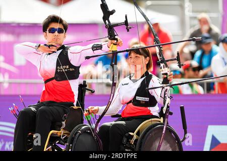 Pilsen, Tschechische Republik. 23. Juli 2023. Ueyama Tomohiro, Left, und Shigesada Chika aus Japan treten beim Recurve Mixed Team-Wettbewerb bei der World Archery para Championships in Pilsen, Tschechische Republik, am 23. Juli 2023 an. Kredit: Miroslav Chaloupka/CTK Photo/Alamy Live News Stockfoto