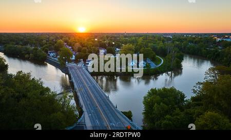 Aus der Vogelperspektive über das Hufeisen riverbend mit den Häusern der Kleinstadtlandschaft Landschaft bei Sonnenaufgang Stockfoto