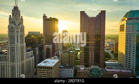 Luftaufnahme mit Sonnenschein hinter dem Rhodos State Office Tower mit anderen großen Wolkenkratzern Stockfoto