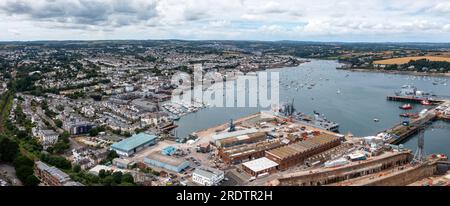 FALMOUTH, CORNWALL, GROSSBRITANNIEN - 5. JULI 2023. Panoramablick aus der Vogelperspektive auf die Docks und den Hafen in Falmouth mit Anlegestelle für Hilfsschiffe der Royal Navy Fleet Stockfoto