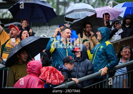 Australische Fans feiern, dass das Spiel abgebrochen wird, und Australien hat die Ashes nach dem LV= Insurance Ashes Test Series Fourth Test Day Five Match England gegen Australien in Old Trafford, Manchester, Großbritannien, 23. Juli 2023 gewonnen (Foto von Conor Molloy/News Images) Stockfoto