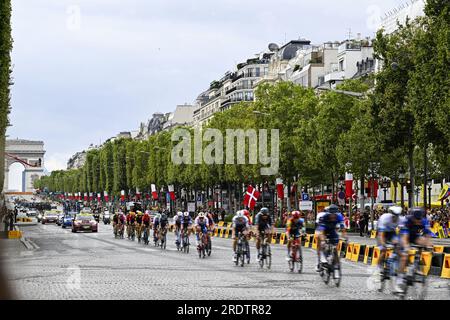 Paris, Frankreich. 23. Juli 2023. Abbildung zeigt die Avenue des Champs-Elysées während der 21. Und letzten Etappe des Radrennen Tour de France, von Saint-Quentin-en-Yvelines nach Paris, Frankreich, Sonntag, den 23. Juli 2023. Die diesjährige Tour de France findet vom 01. Bis 23. Juli 2023 statt. BELGA FOTO JASPER JACOBS Kredit: Belga News Agency/Alamy Live News Stockfoto