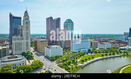 Im Sommer die Wolkenkratzer im Zentrum von Columbus Ohio mit dem Scioto River Stockfoto