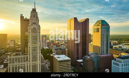 Goldene Sonnenaufgangsbeleuchtung an den Seiten des Huntington Tower Vern Riffe State Office Tower Stockfoto