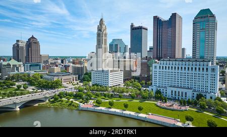 Das Zentrum von Columbus Ohio aus der Luft über dem Fluss mit Blick auf das Thomas J. Moyer Ohio Judicial Center Stockfoto