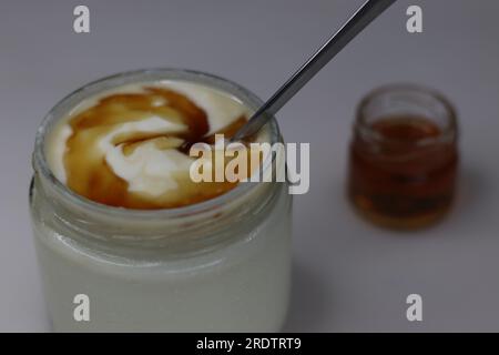 Mix aus Quark und Honig. Gesundes Dessert, das hilft, das Immunsystem zu stärken, da beide Nährstoffe und Verbindungen enthalten, die eine gesunde Verdauung und h fördern Stockfoto