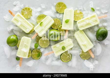 Top-down-Ansicht von Limetteneis auf Limettenscheiben mit Eiswürfeln. Stockfoto