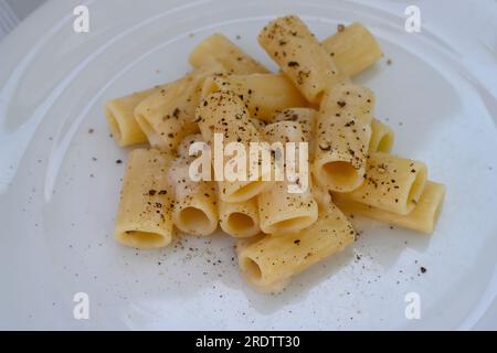 Rigatoni Cacio e Pepe Italienische Pasta mit Pecorino Romano Käse und Pfeffer aus Rom und der Region Latium Stockfoto