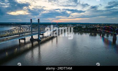 Nachtlichter in der Stadt bei Abenddämmerung und Brücke über die Ohio River Indiana-Seite in der Nähe von Louisville, KY Stockfoto