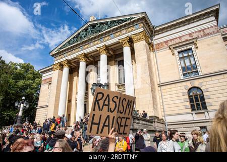 Rasismi Haisee. Handgemachtes Pappschild vor Säätytalo bei der Zusammenkunft vor Nollatoleranssi! Demonstration in Helsinki, Finnland. Stockfoto