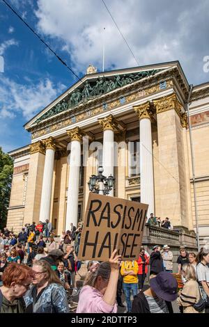 Rasismi Haisee. Demonstranten mit einem handgefertigten Pappschild bei Nollatoleranssi! Demonstration vor Säätytalo in Helsinki, Finnland. Stockfoto