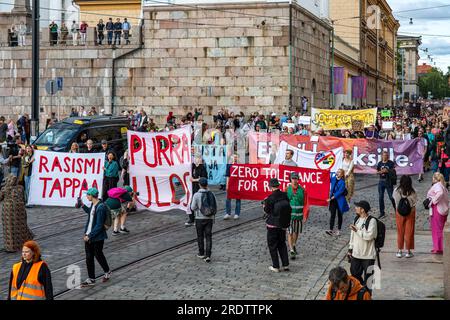 Null Toleranz! Rassisten aus der Regierung, Demonstrationsteilnehmer und Banner auf Snellmaninkatu in Helsinki, Finnland. Stockfoto