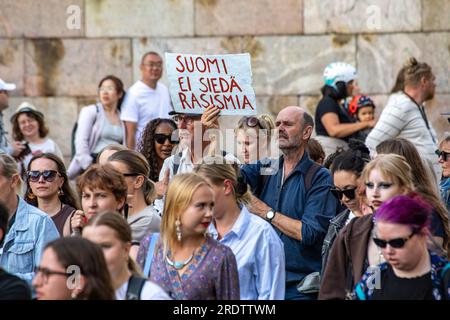 Suomi ei siedä rasismia. Demonstranten halten ein handgemachtes Schild in Nollatoleranssi! Rasistit ulos hallituksesta-Demonstration in Helsinki, Finnland. Stockfoto