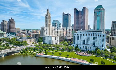 East Bank Park mit Leveque Tower und One Columbus Center Downtown Gebäuden Columbus Aerial Stockfoto