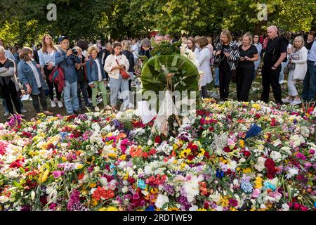 Menschen versammeln sich am Trafalgar Square in London Tage nach dem Tod von Königin Elizabeth Stockfoto