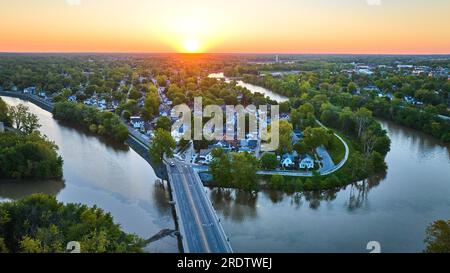 Brücke über das Hufeisen riverbend mit Häusern Kleinstadtlandschaft Landschaft Luftaufgang Sonnenuntergang Stockfoto