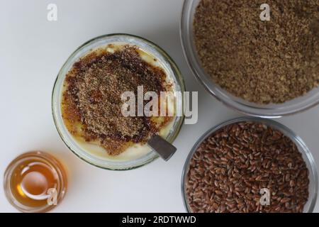 Mischung aus Quark, Honig und Leinsamen. Ein gesundes Dessert zum Konsum nach dem Mittagessen. Es kann helfen, das Immunsystem zu verbessern, da sie Nährstoffe und Verbindungen enthalten Stockfoto