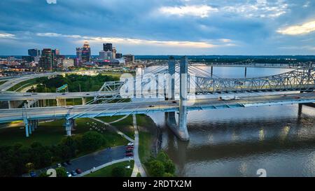 Bei Sonnenuntergang über den Wolkenkratzern der Innenstadt erstrahlt die Louisville Bridge bei Sonnenaufgang Stockfoto