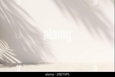 Palmenschatten an weißen beigefarbenen Wänden. Hintergrund für Produktwerbung Stockfoto
