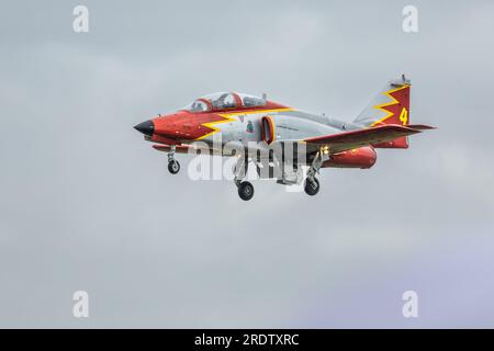 Patrulla Águila CASA C-101 Aviojet in der Luft auf der Royal International Air Tattoo 2023. Stockfoto
