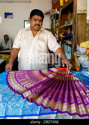 Ein Schneider, der Bharat Natyam Kostüm herstellt, in Mylapore, Chennai, Tamil Nadu, Indien, Asien Stockfoto