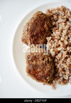 Buchweizenbrei mit Fleischpastete. Köstliches Fleischfrühstück auf einem Teller. Stockfoto