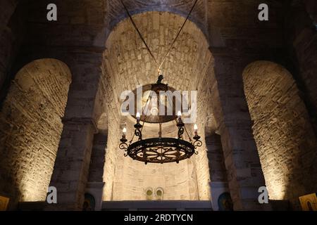 Innenansicht der Heiligen Kirche der Jungfrau Maria Gorgoepikoos und St. Eleutherius in der Altstadt von Plaka Athen Stockfoto