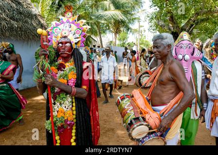 Das Bild des als Göttin Kali verkleideten Menschen mit Musikern beim Dasara Dussera Dusera Festival auf Kulasai Kulasekharapatnam bei Tiruchendur, Tamil Nadu Stockfoto