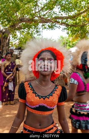 Karagam Karagattam Tänzer, Volkstanz auf dem Dasara Dussera Dusera Festival auf dem Kulasai Kulasekharapatnam bei Tiruchendur, Tamil Nadu, Südindien Stockfoto