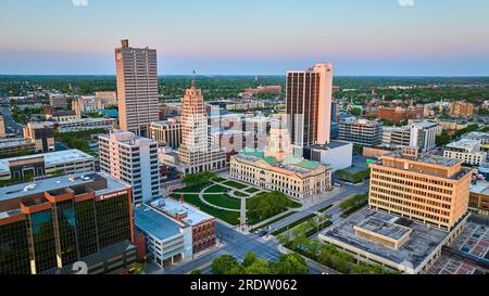 Der Sonnenaufgang glüht über der Innenstadt von Fort Wayne IN Wolkenkratzern und im Sommer IM Gerichtsgebäude Stockfoto