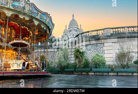 Vintage Karussell und der Basilika von Sacré-Coeur in Montmartre, Paris, Frankreich Stockfoto